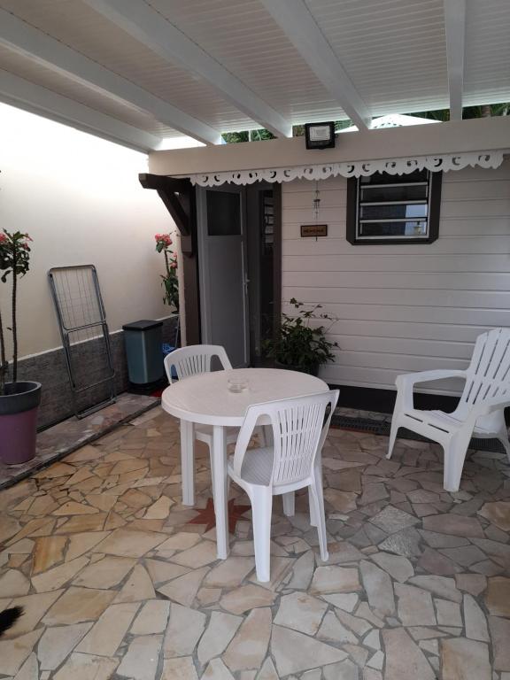 Patio nebo venkovní prostory v ubytování La Suite Odile Piscine