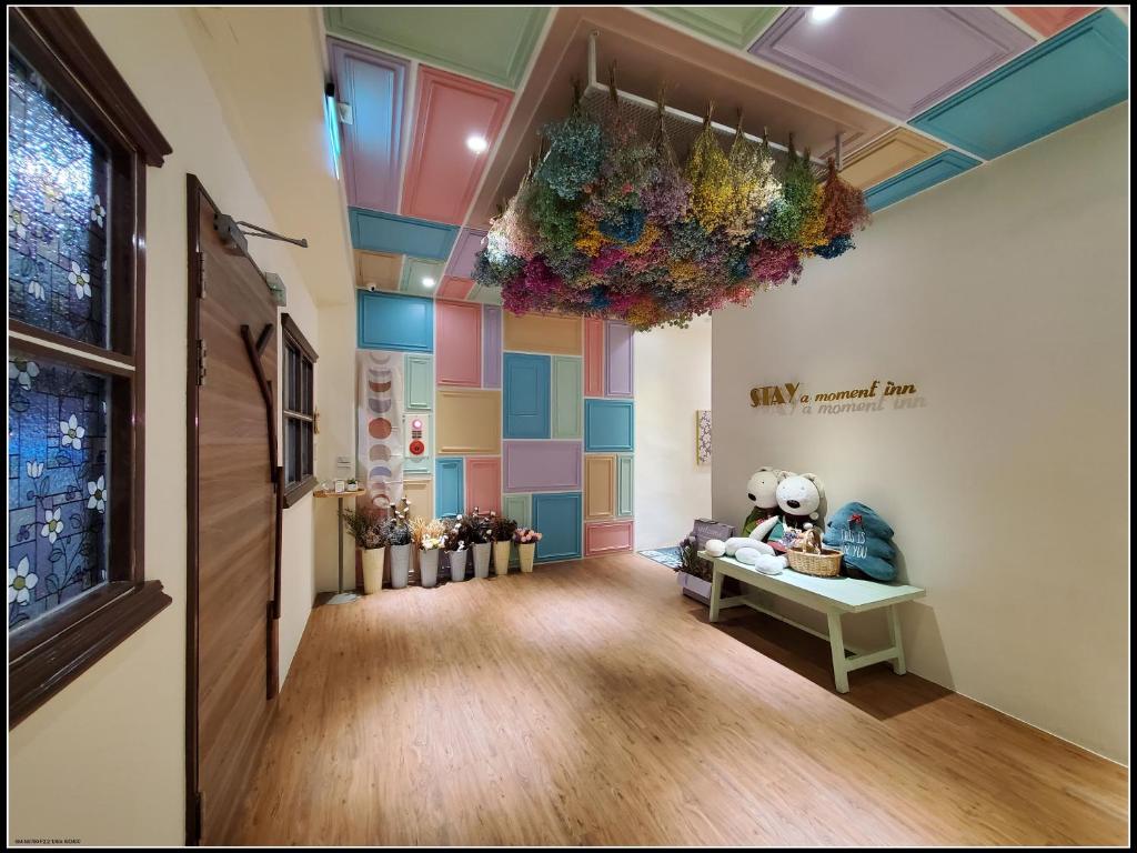 a hallway with a room with colorful walls and a table at 小窩旅店-礁溪溫泉店 in Jiaoxi
