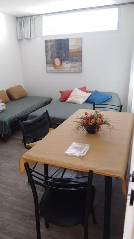 sala de estar con mesa y sofá en Departamento en Gualeguaychú en Gualeguaychú