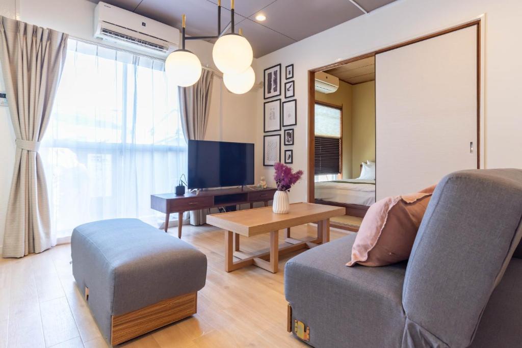 salon z kanapą i telewizorem w obiekcie Mansion Hashimoto - Vacation STAY 7764 w Osace