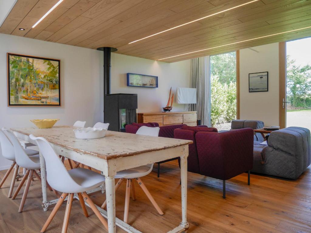 un salon avec une table et des chaises dans l'établissement Maison moderne 2019, 3* à 10 mn de la plage de Herlin, 6 pers, jardin, WiFi, inclus : ménage, linge, PdJ - FR-1-418-210, à Bangor