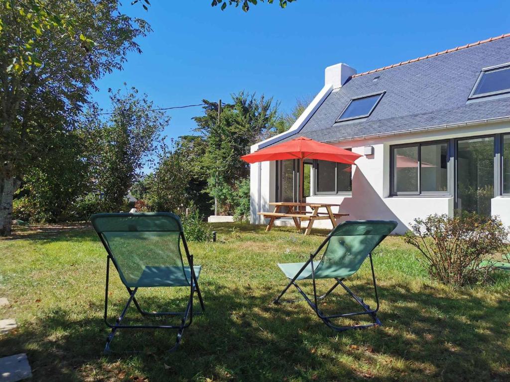 twee stoelen in de tuin van een huis bij Spacieuse maison neuve avec jardin, proche plage de Donnant à Bangor - FR-1-418-215 in Bangor