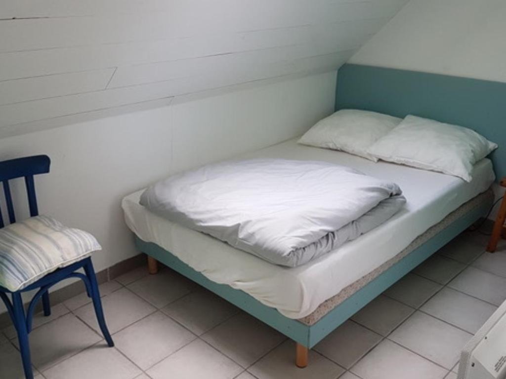 Łóżko lub łóżka w pokoju w obiekcie Maison lumineuse à 700m de la plage avec jardin clos, 4 chambres, 2 salles de bain, terrasse et WIFI - FR-1-418-206