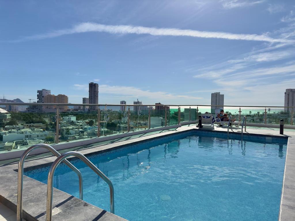 馬薩特蘭的住宿－MATTHAY - Moderno Apartamento Cerca del Estadio Teodoro Mariscal y Playas，大楼顶部的大型游泳池