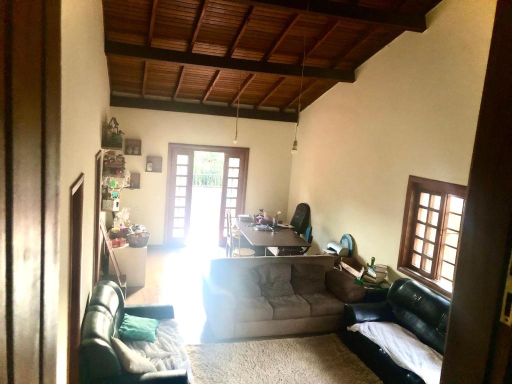 uma sala de estar com um sofá e uma mesa em Quarto aconchegante lago igapó em Londrina