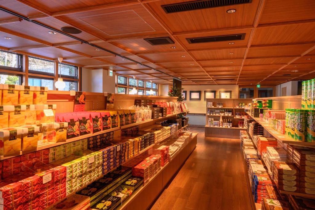 Supermarket nebo jiné obchody v  hotelu nebo okolí