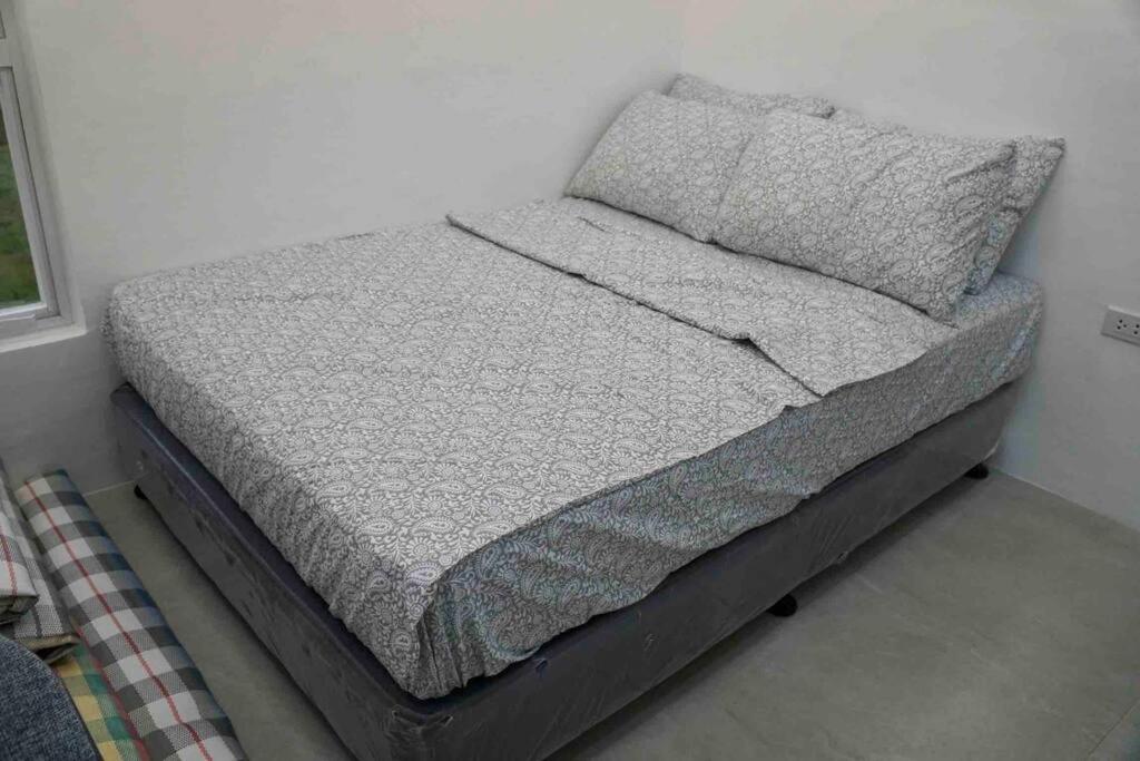 מיטה או מיטות בחדר ב-RMM Beach House at Porto Laiya