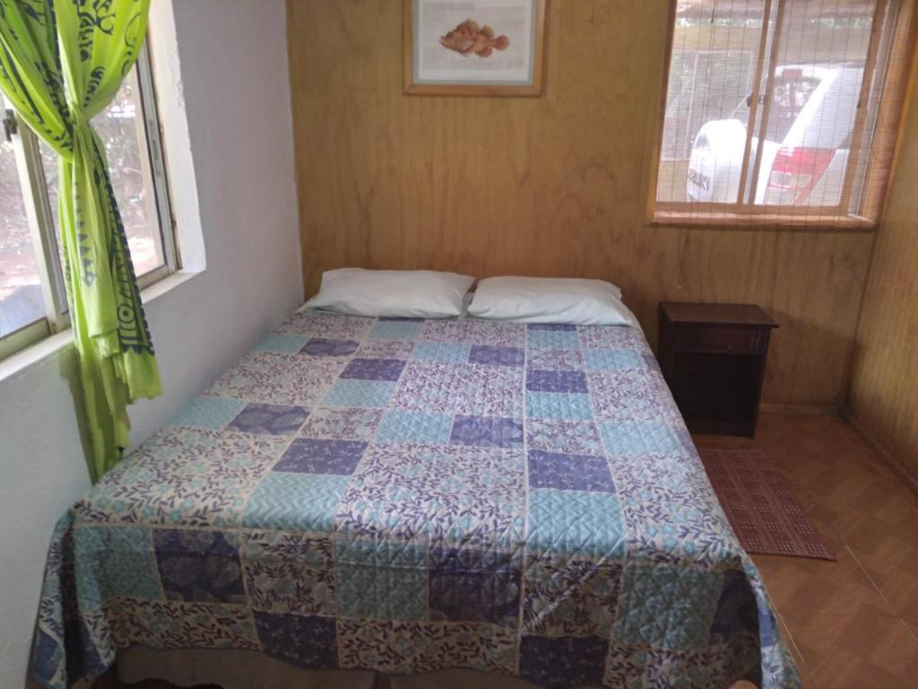 Habitación pequeña con cama con edredón en Hare o Ahani, en Hanga Roa