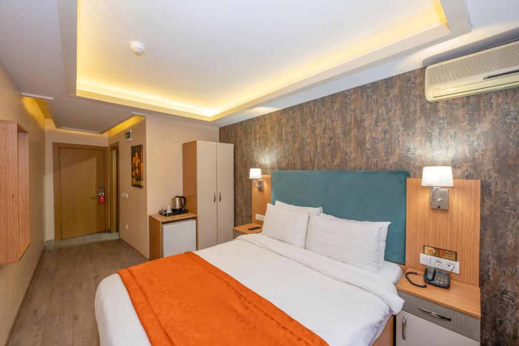A bed or beds in a room at Hotel Devman