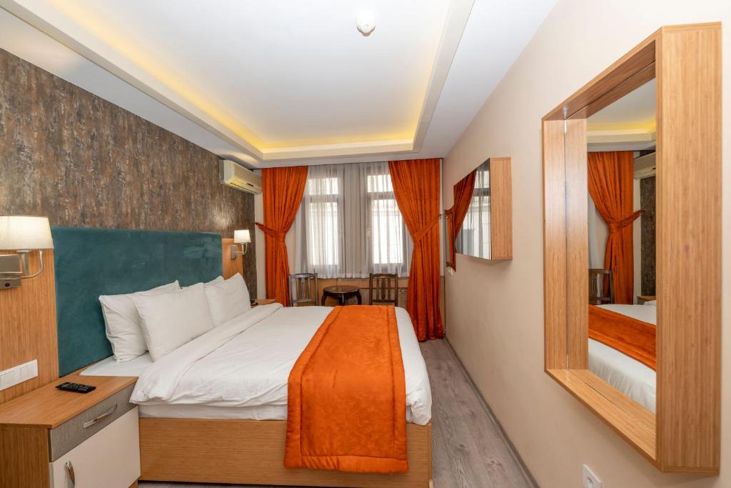 A bed or beds in a room at Hotel Devman