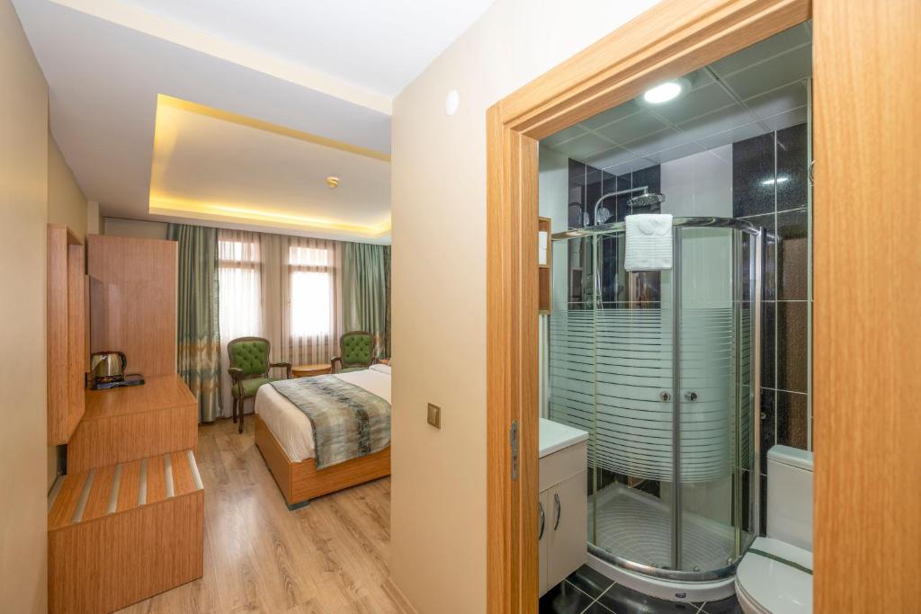 イスタンブールにあるHotel Devmanのバスルーム(シャワー付)、ベッドルーム1室が備わります。