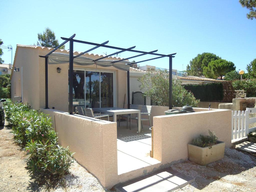 Vonkajšia záhrada v ubytovaní Gîte T2 avec Terrasse et Parking - Proche des Thermes - FR-1-503-147