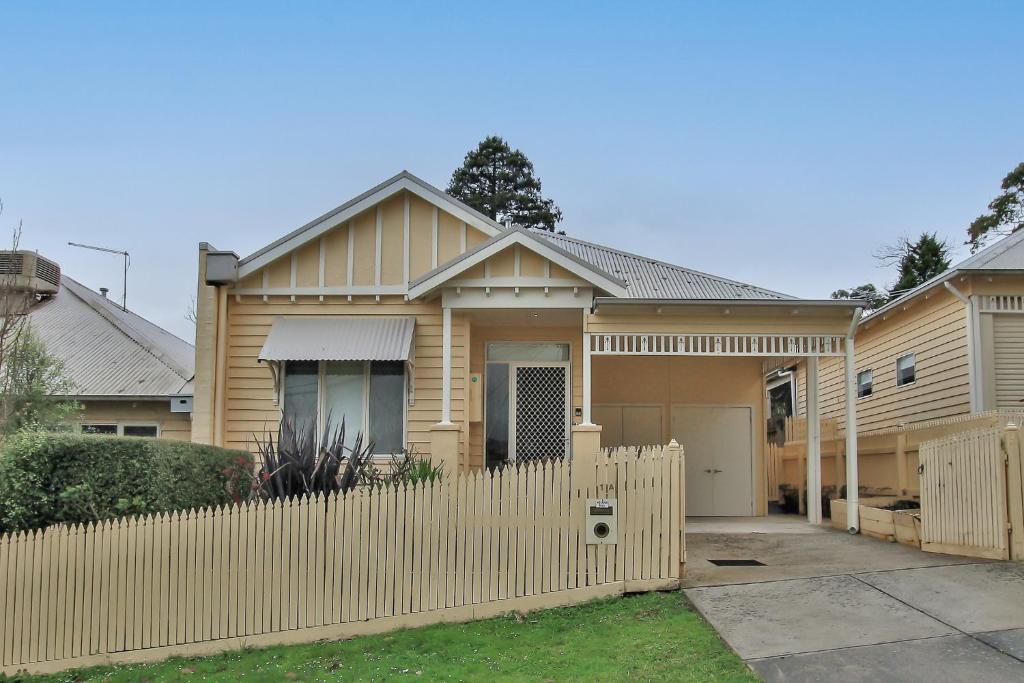 una casa con una valla delante de ella en Fermoy Cottage, en Healesville