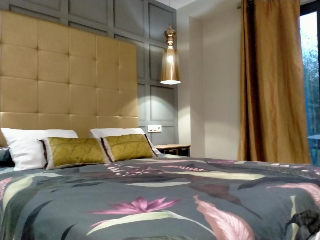 Un dormitorio con una cama grande con una flor. en 7 Uvas, en Nigrán