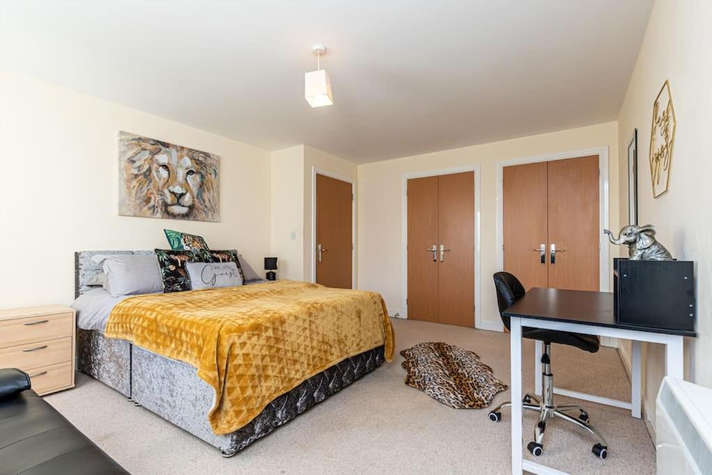 Sidings Suites 2 bed apartment Warrington, Parking By Crystal Stays, UK