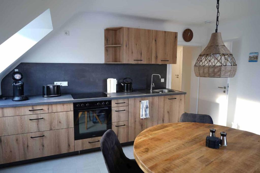 Casa de Alpaca في Schmelz: مطبخ بطاولة خشبية وقمة خشبية