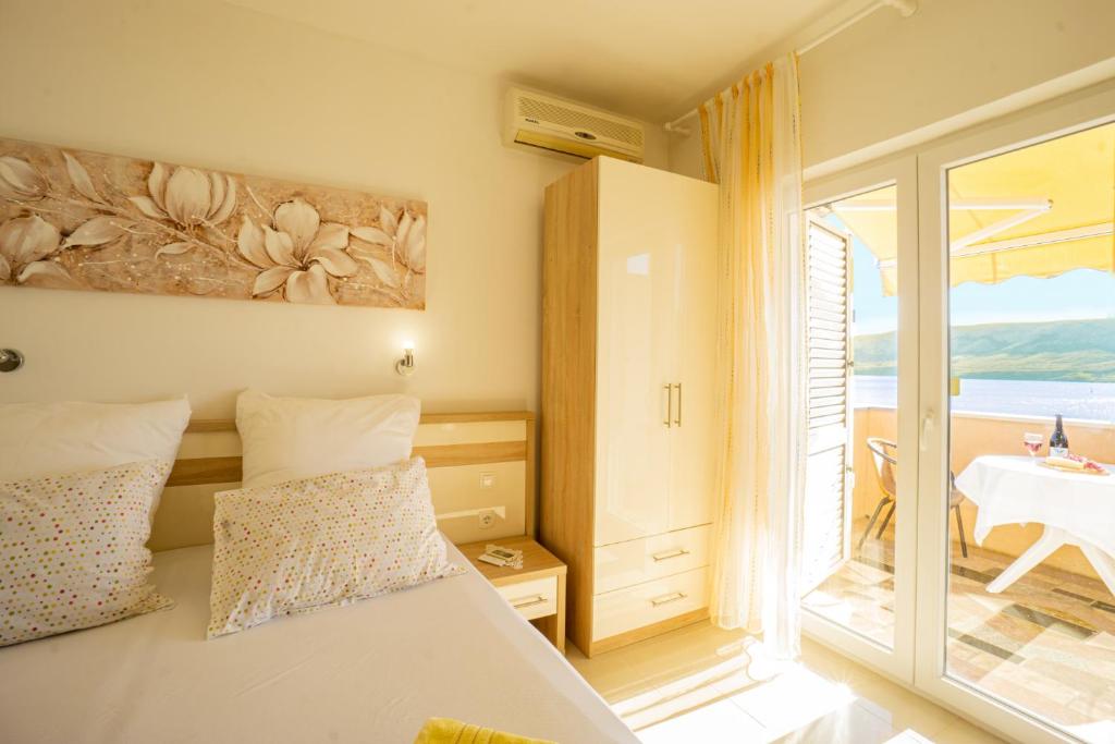 Postel nebo postele na pokoji v ubytování Marva stylish Mediterranean accomodation with beautiful view