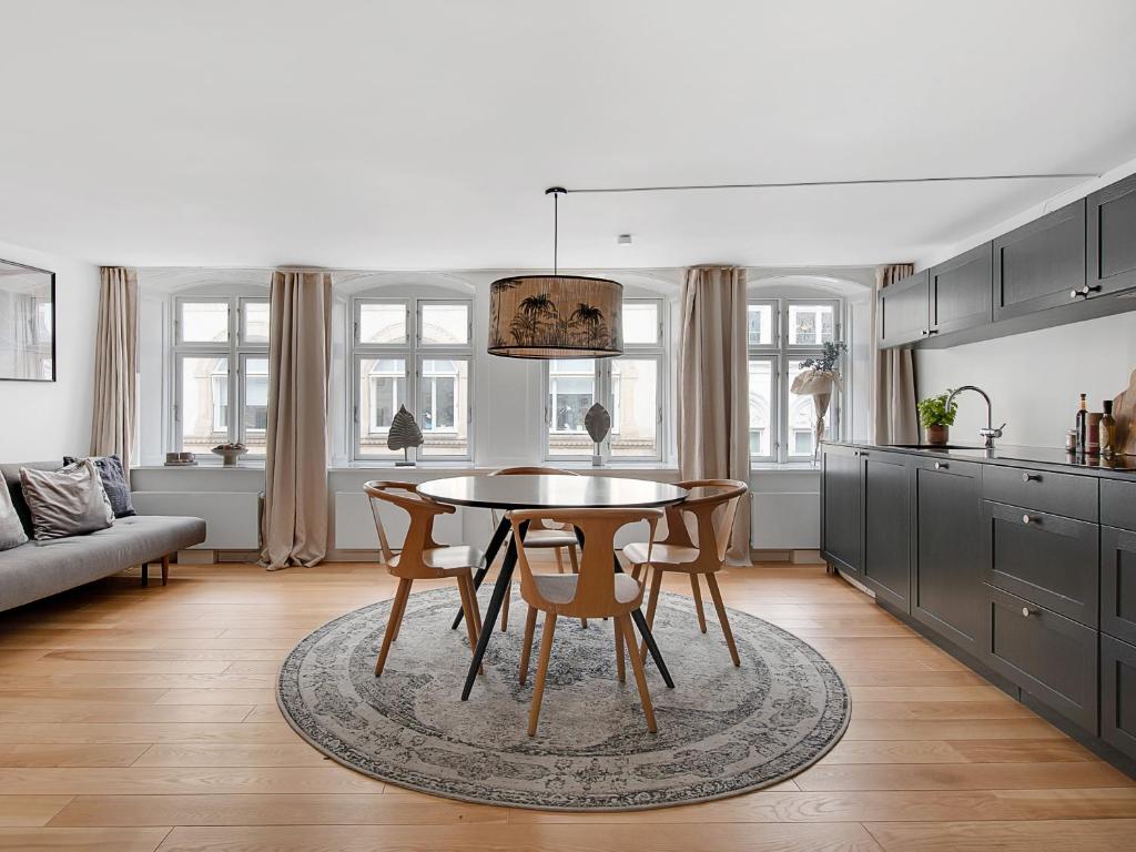 a kitchen and dining room with a table and chairs at Regent 4- Cute 1-Bdr Apt in Centre of Copenhagen in Copenhagen