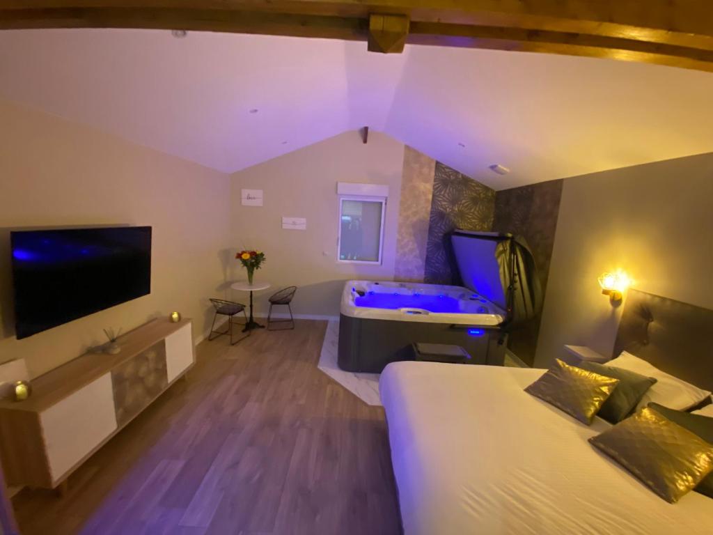 Posteľ alebo postele v izbe v ubytovaní Le Cocoon d'Emy