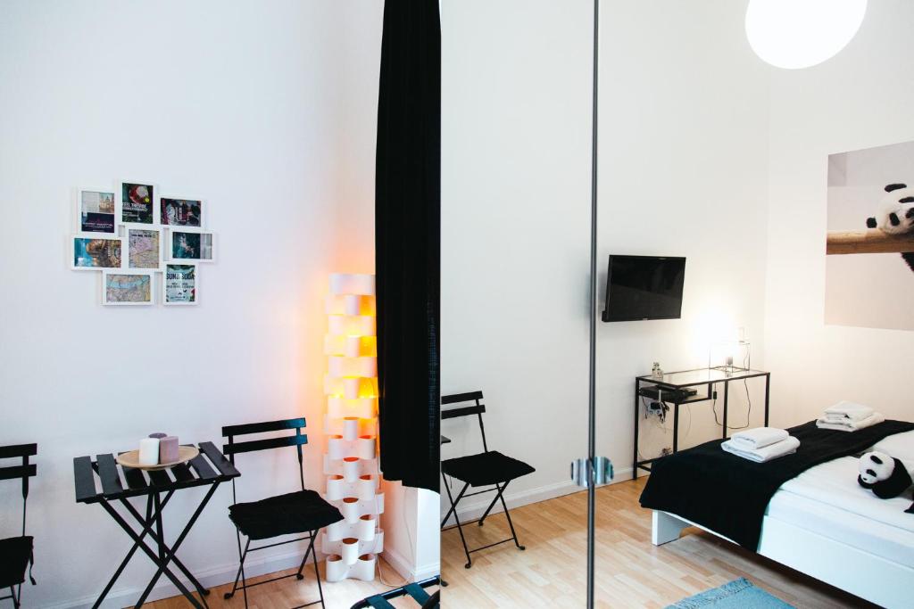 Posteľ alebo postele v izbe v ubytovaní Black & White Apartment with a gift soft PANDA