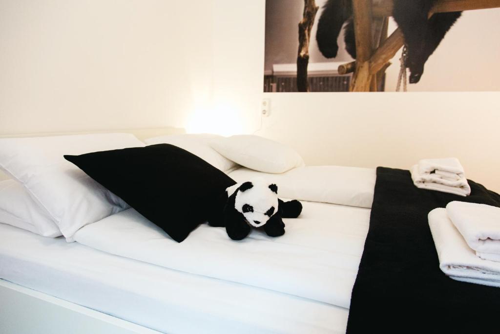Posteľ alebo postele v izbe v ubytovaní Black & White Apartment with a gift soft PANDA