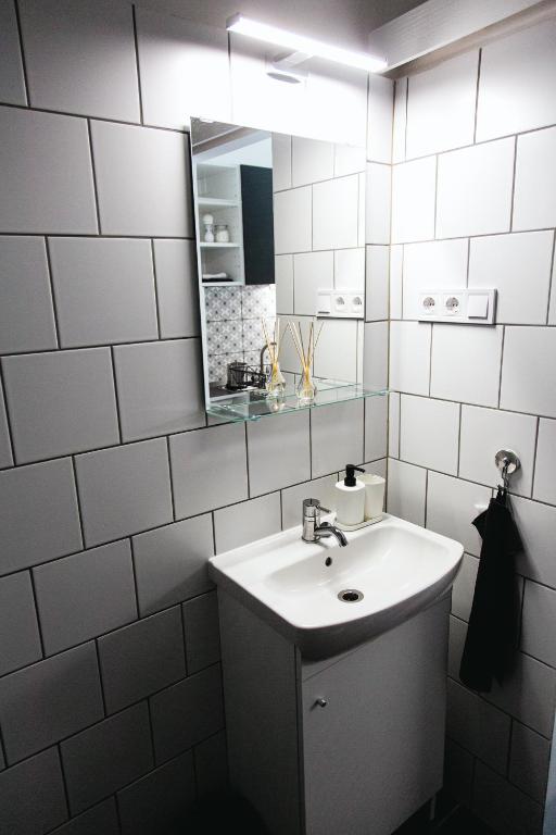 Kúpeľňa v ubytovaní Black & White Apartment with a gift soft PANDA