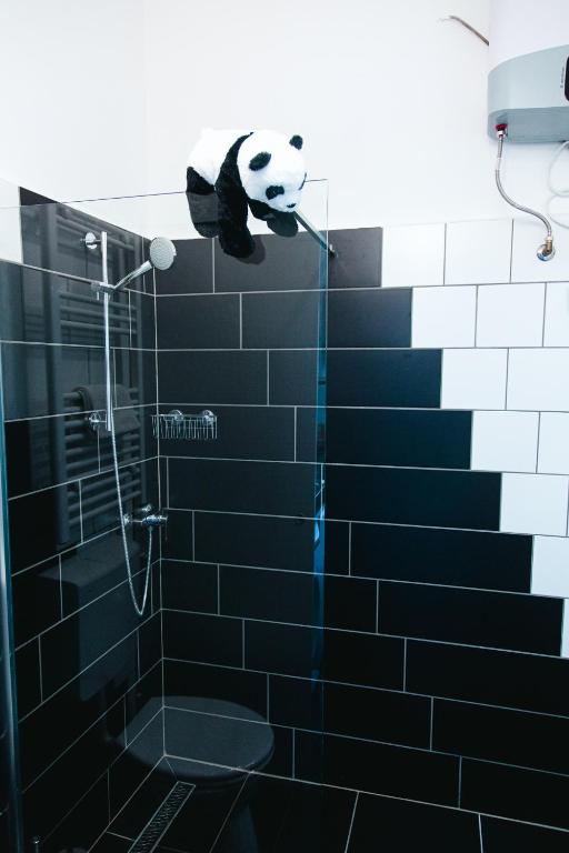 Kúpeľňa v ubytovaní Black & White Apartment with a gift soft PANDA