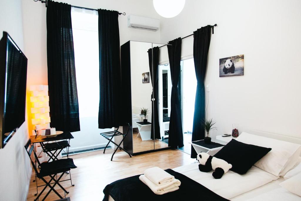 Posteľ alebo postele v izbe v ubytovaní Black & White Apartment with a gift soft PANDA