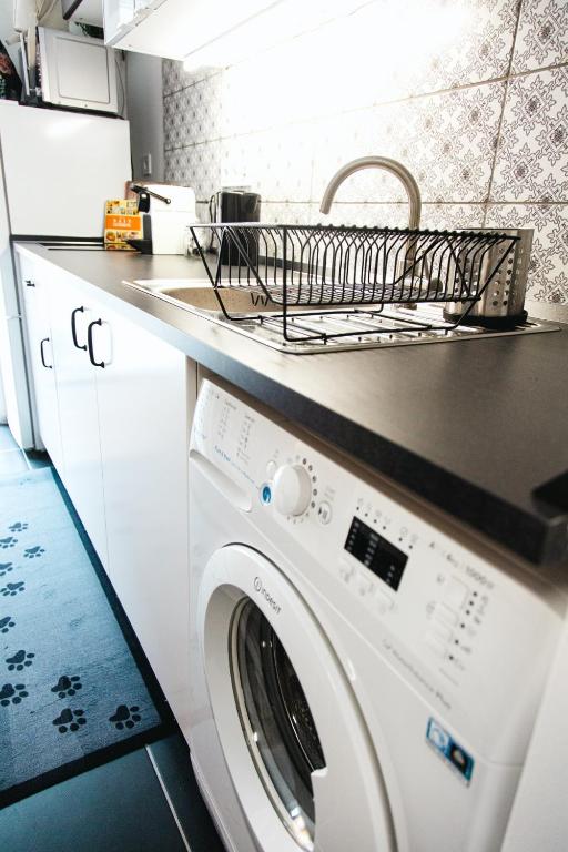 Kuchyňa alebo kuchynka v ubytovaní Black & White Apartment with a gift soft PANDA
