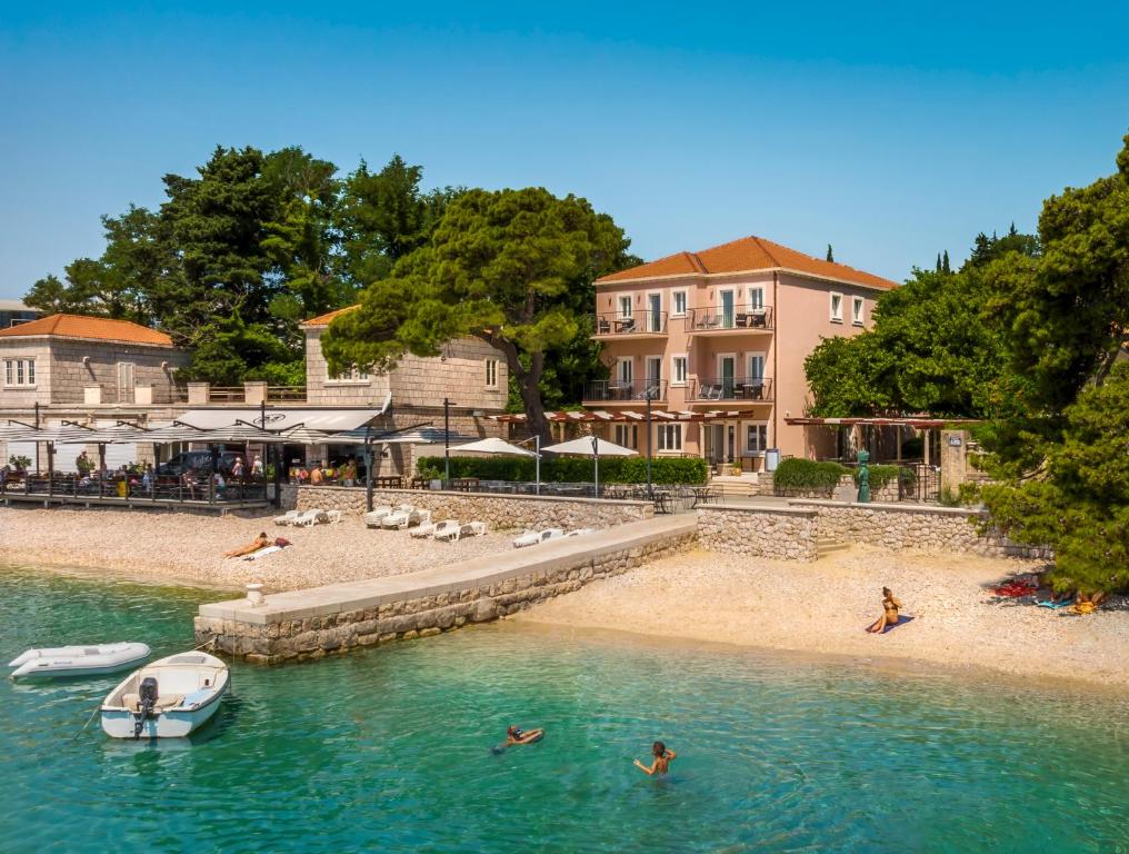 ムリニにあるMaistra Select Srebreno Villasの水泳とボートを楽しめるビーチ