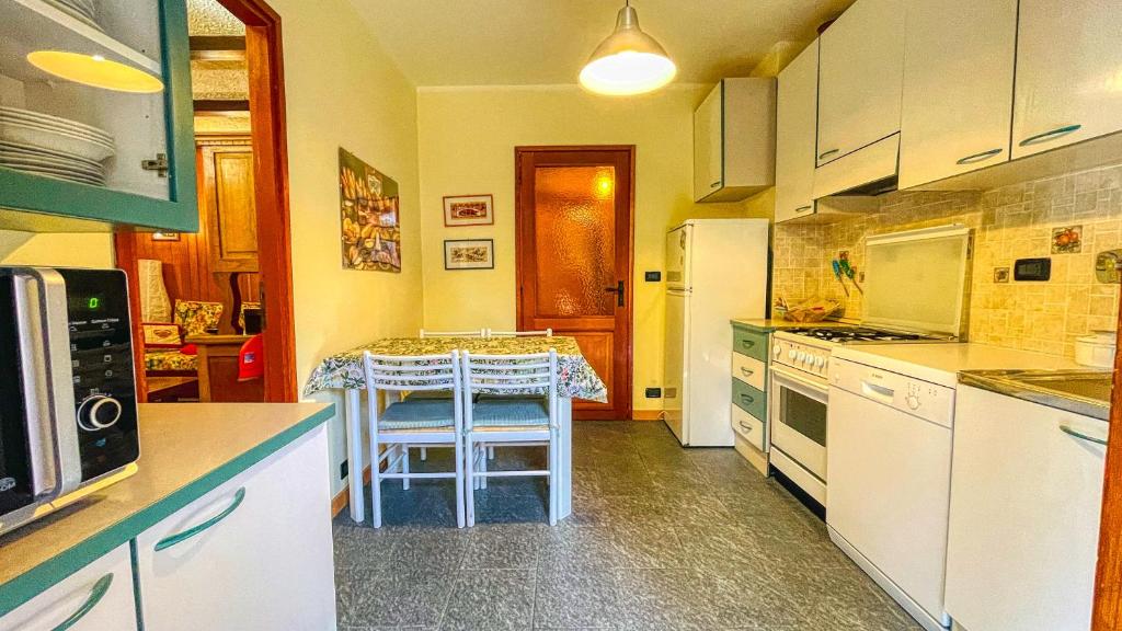 A kitchen or kitchenette at Appartamento Des Amis - Affitti Brevi Italia