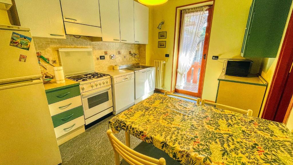 A kitchen or kitchenette at Appartamento Des Amis - Affitti Brevi Italia