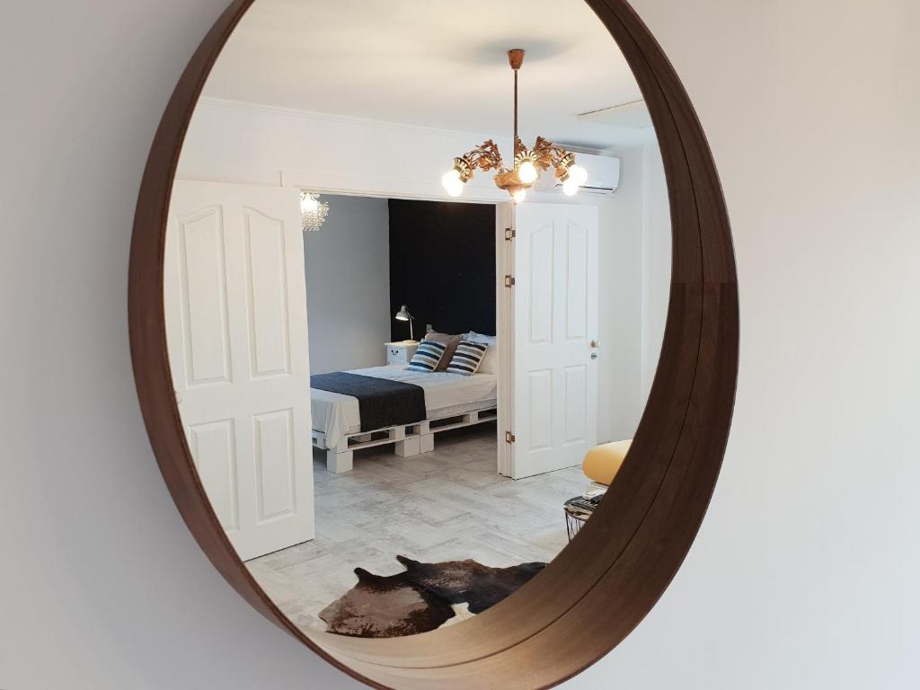 specchio che riflette una camera con letto di Norsk Skogkatt Galati - Big Tv DISNEYplus TV, disscount on Google! a Galaţi