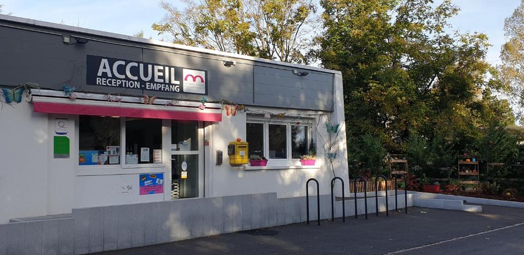 Budova, kde se kemp nachází