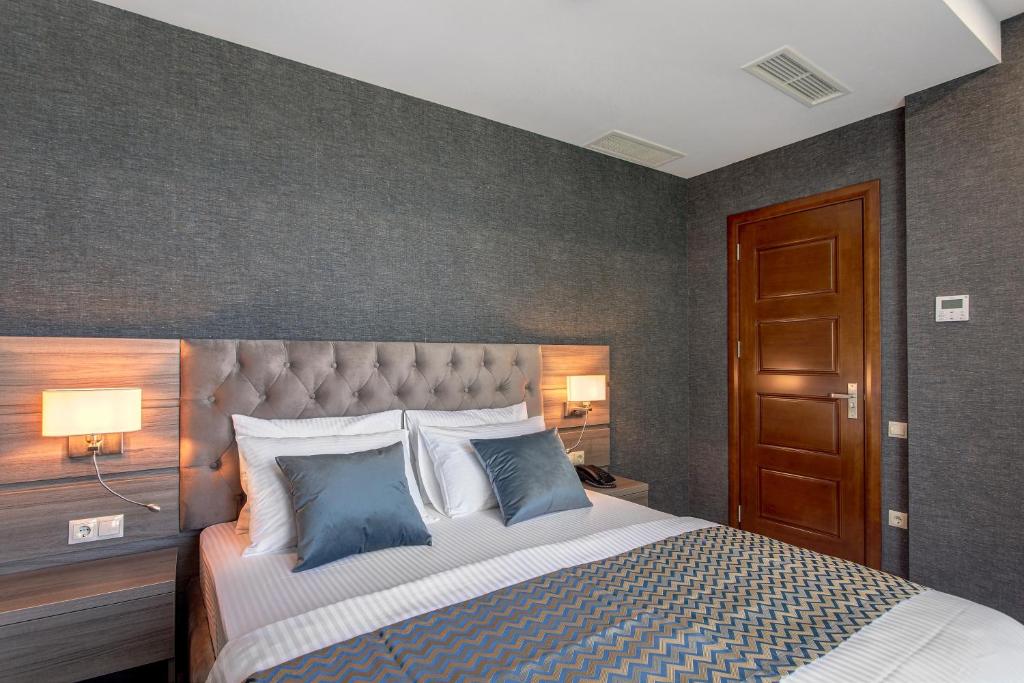 Postel nebo postele na pokoji v ubytování Vinum Hotel