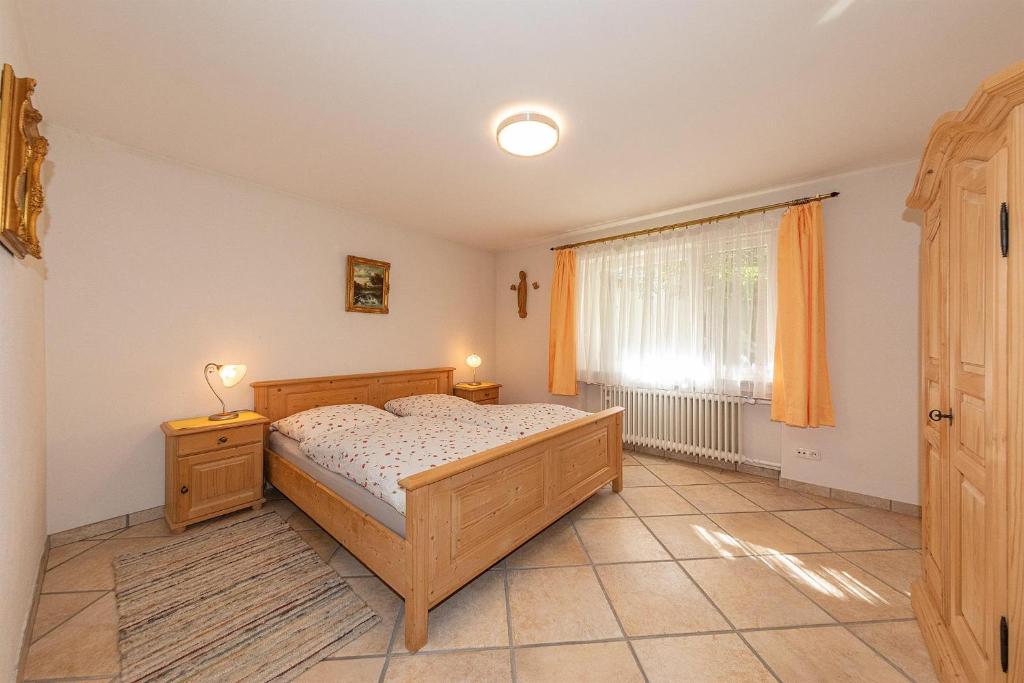 1 dormitorio con cama y ventana en Ferienwohnung Minge, en Mittenwald