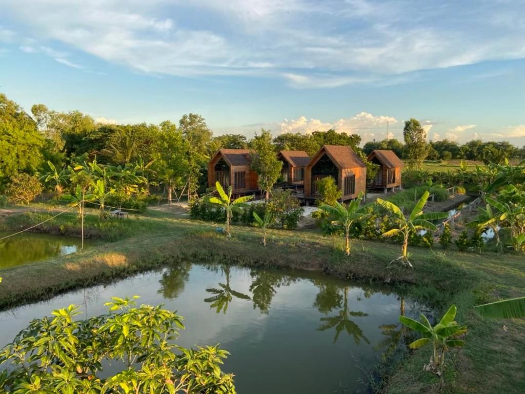 Blick auf ein Resort mit einem Teich in der Unterkunft NATA Ville - นาตาวิลล์ สระบุรี 