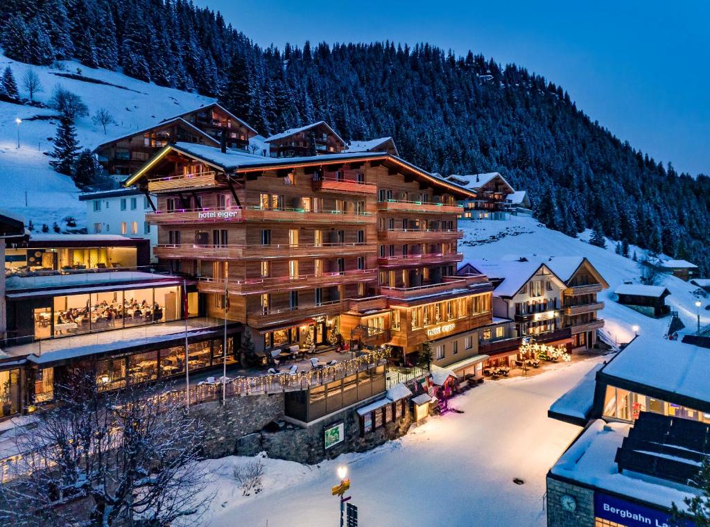 uma grande hospedaria nas montanhas com neve em Eiger Mürren Swiss Quality Hotel em Mürren