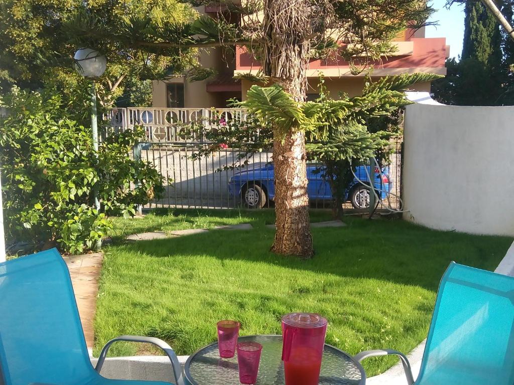 uma mesa com copos num quintal em Casa al Mare con Giardino Privato em SantʼAndrea
