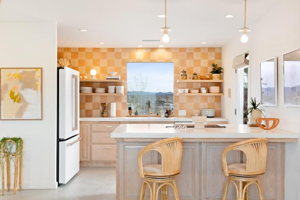 Kuchyň nebo kuchyňský kout v ubytování Terracasa - Hot Tub, Fire Pit, Outdoor Shower & Endless Views home