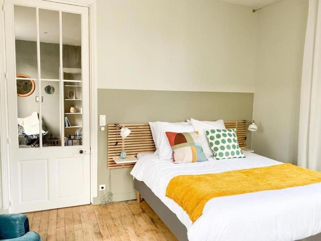 ein Schlafzimmer mit einem großen Bett und einem Schrank in der Unterkunft Appartement lumineux centre Cognac avec terrasse in Cognac
