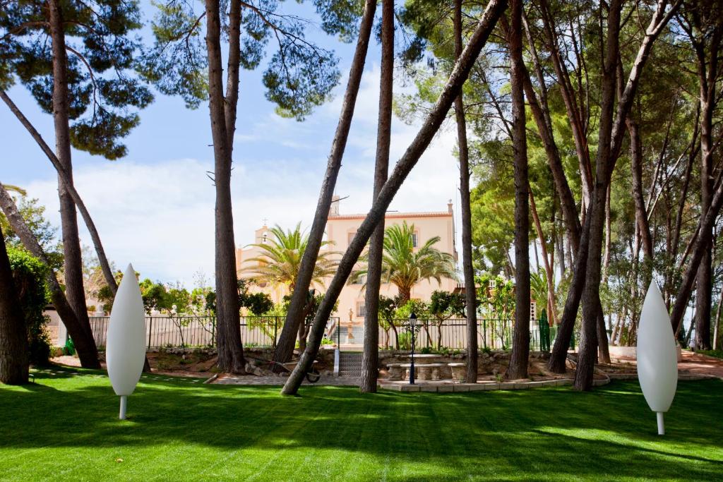 希耶薩的住宿－Casa de La Campana，草地上设有白色冲浪板的花园