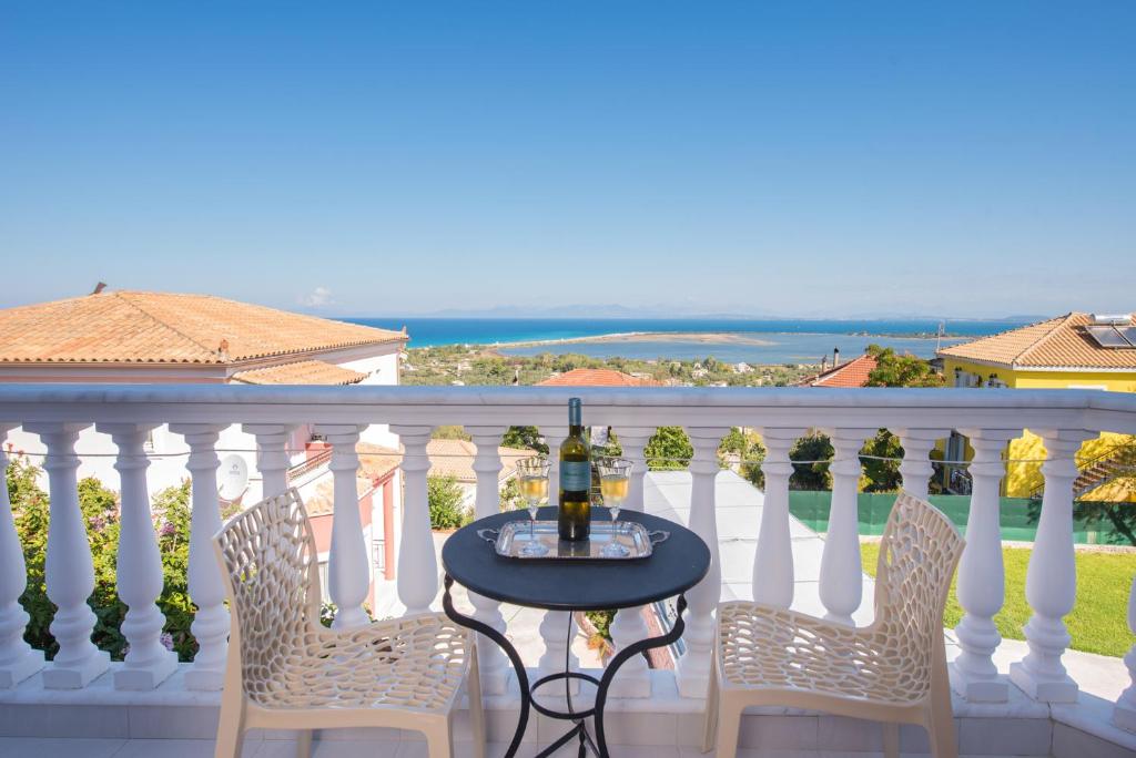 - Balcón con mesa y 2 sillas en Villa Joanna apartments en Lefkada