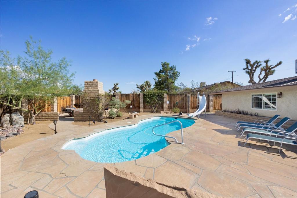 Roadrunner Inn Pool, Hot Tub, BBQ and Fire Pit! home, Yucca Valley