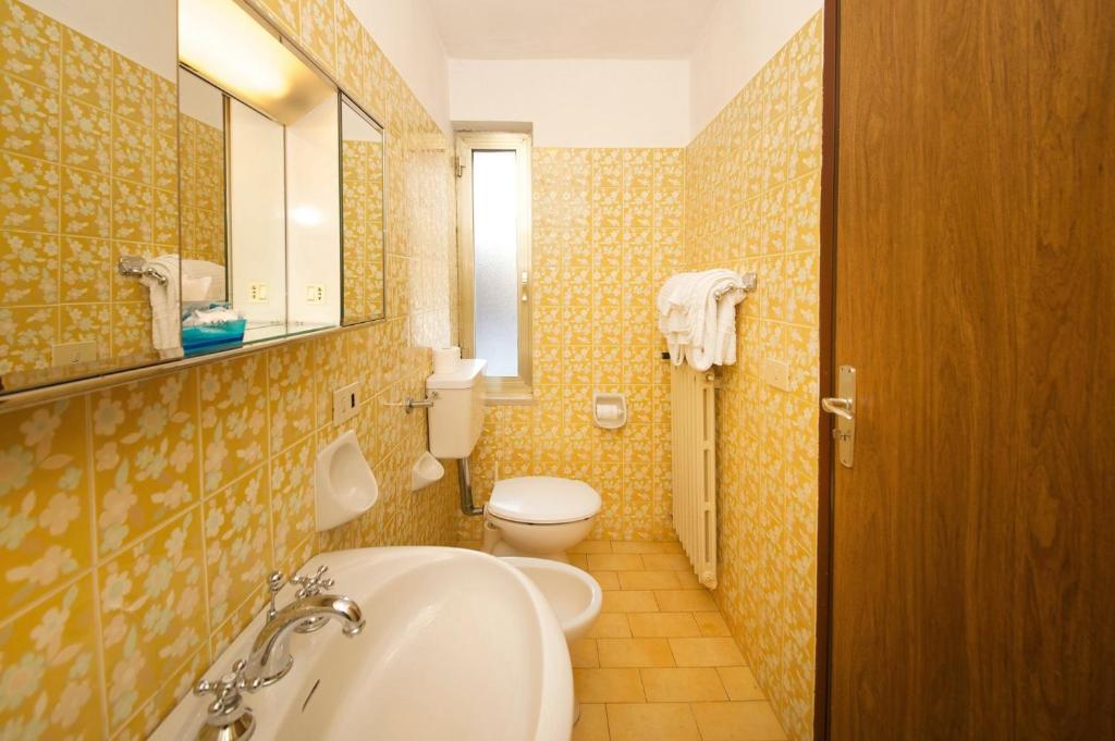Koupelna v ubytování Albergo Ponte di Nava