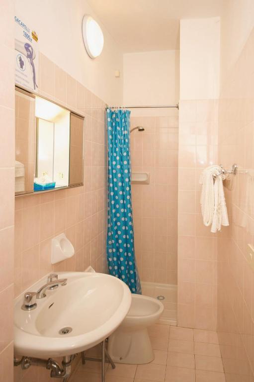 Koupelna v ubytování Albergo Ponte di Nava