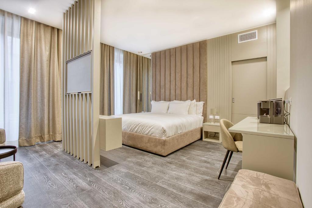 pokój hotelowy z łóżkiem i telewizorem w obiekcie Le Suite del Corso ALTIDO The Smart Boutique Aparthotel By OSPITAMI w Mediolanie