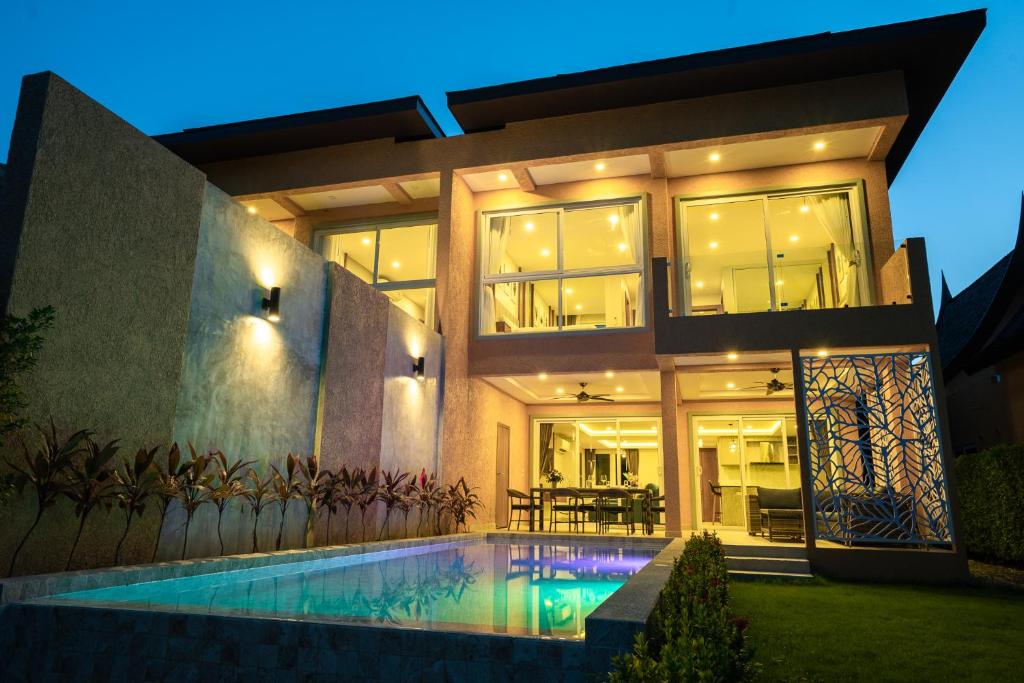 uma casa grande com uma piscina em frente em Lazure Pool Villa - Koh Chang em Ko Chang