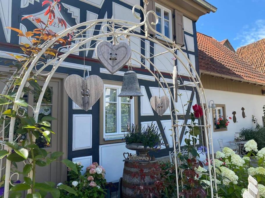 una casa con un arco cardíaco delante de ella en Altes Grabenhöfchen - 5 Sterne Ferienhaus en Stetten