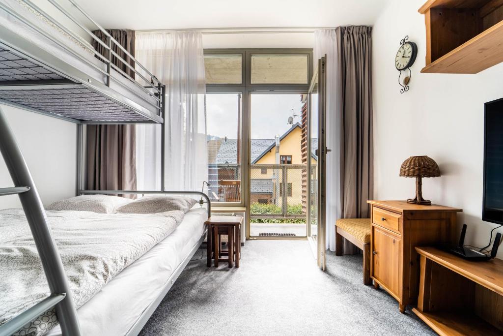 Postel nebo postele na pokoji v ubytování Apartmán Harrachov 608